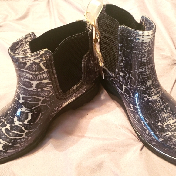 Se7en Snakeskin Rainboots. Size 11. NWT. - Picture 1 of 3